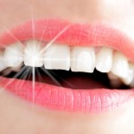 Frauenlachen mit Lichtreflex auf Zahn