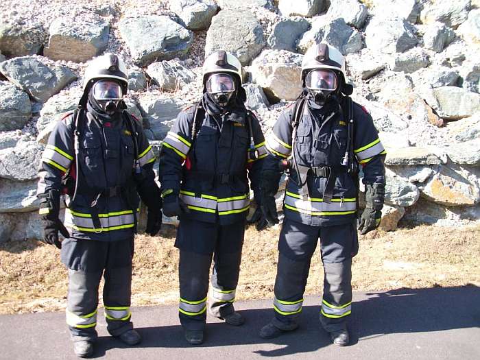 Atemschutztrupp vor dem Einsatz, ausgerüstet mit Dräger Panorama Nova Masken
